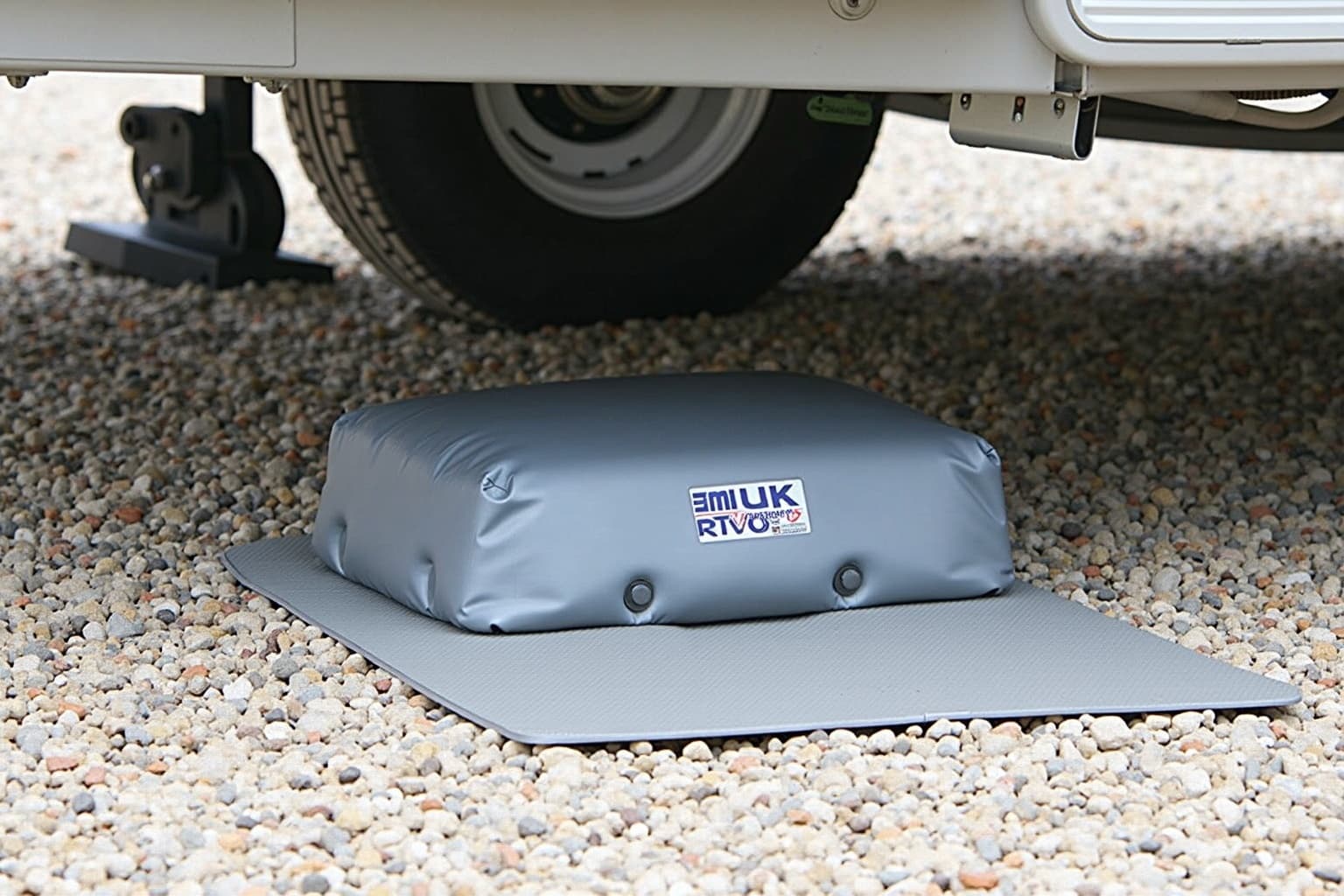 Camping-Szene am Wohnwagen